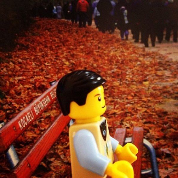 LEGO figure bench leaves