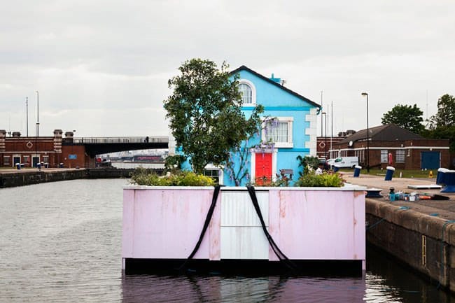 airbnb-floating-house-garden