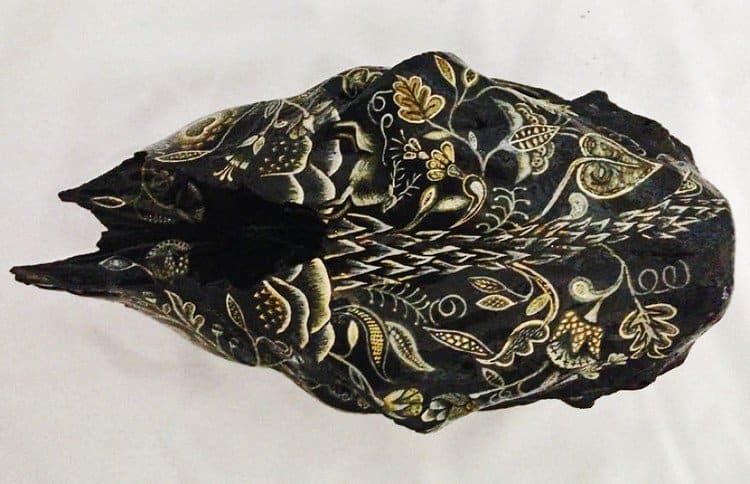 black skull pattern