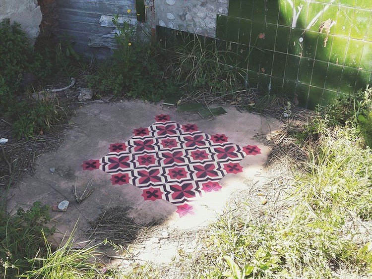 red black cross pattern grass