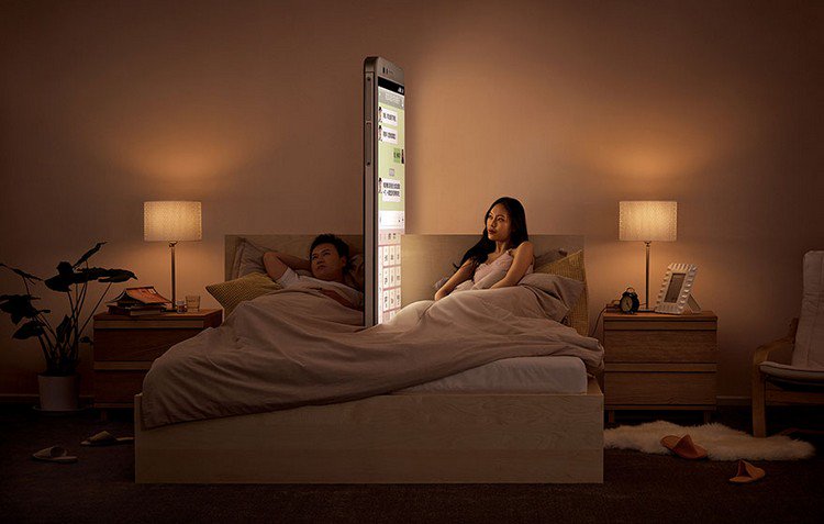 couple smartphone divide