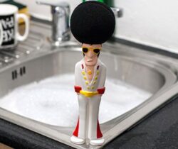 elvis washing up sponge