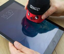 henry the hoover screen cleaner
