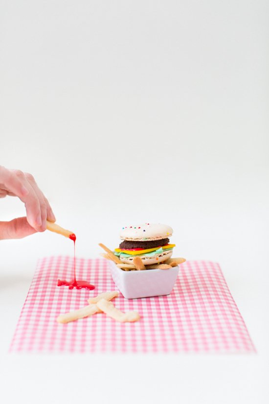 macaron-burgers-ketchup