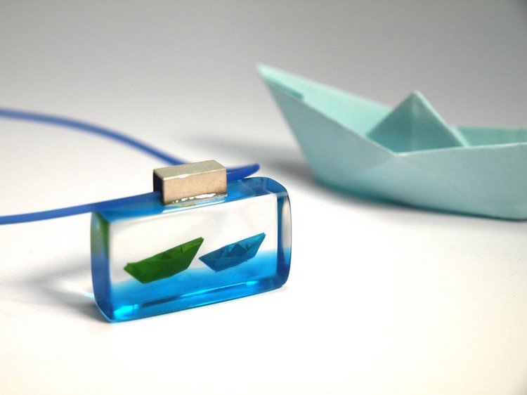 paper boats necklace