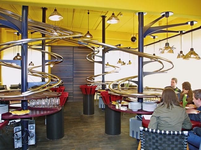 rollercoaster-restaurant-tables