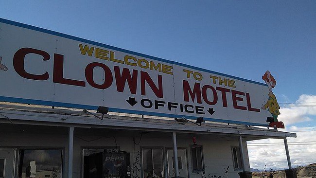 clown motel sign