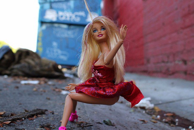 barbie peeing street
