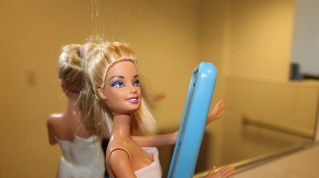 barbie taking selfie