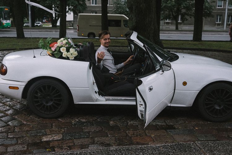 bride-photographer-wedding-own-liisa-luts-car-get-in