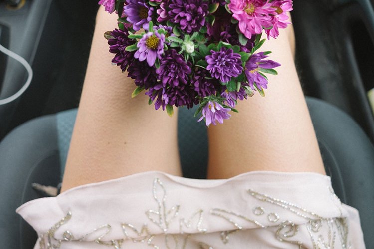 bride-photographer-wedding-own-liisa-luts-legs-flowers