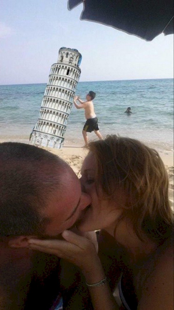 couple kissing boy leaning tower pisa