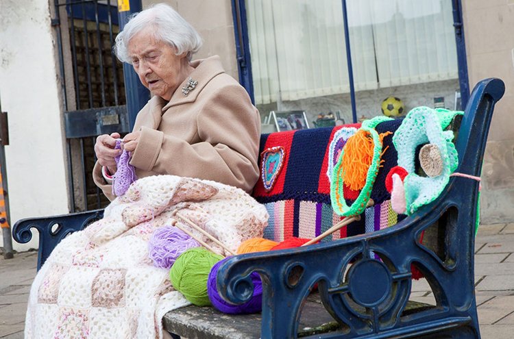 grace-brett-104-year-old-yarn-bomber-top