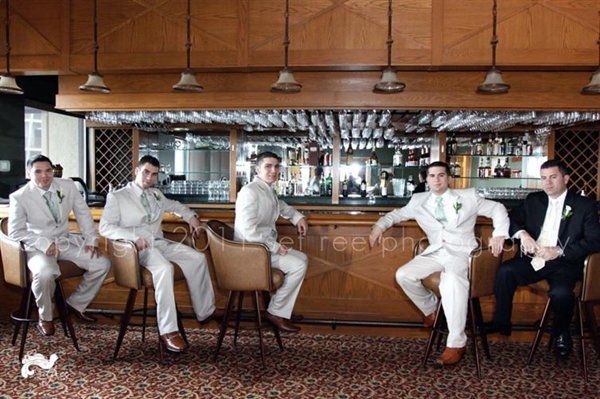 groom-photos-bar