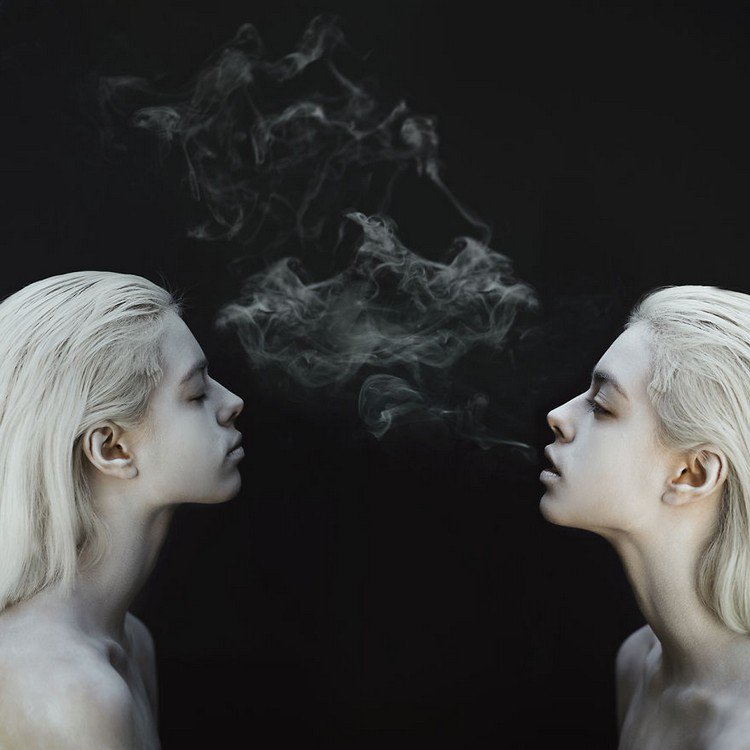 pair blonds smoke