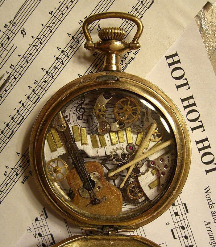 recycled-watch-parts-steampunk-sculptures-guitar