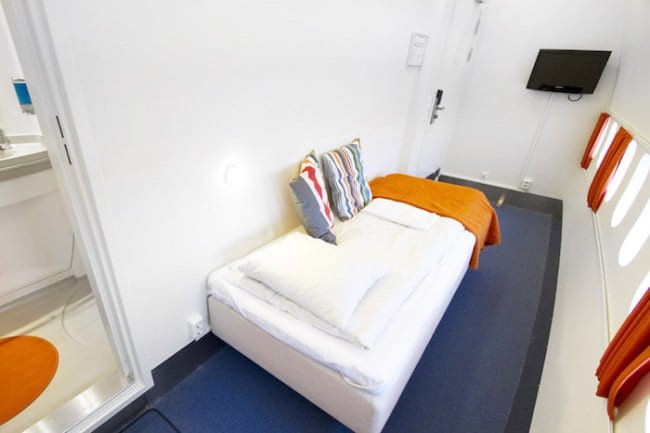 Jumbo-hostel-bed-pillow