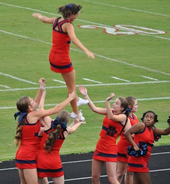 fake-viral-images-cheerleader