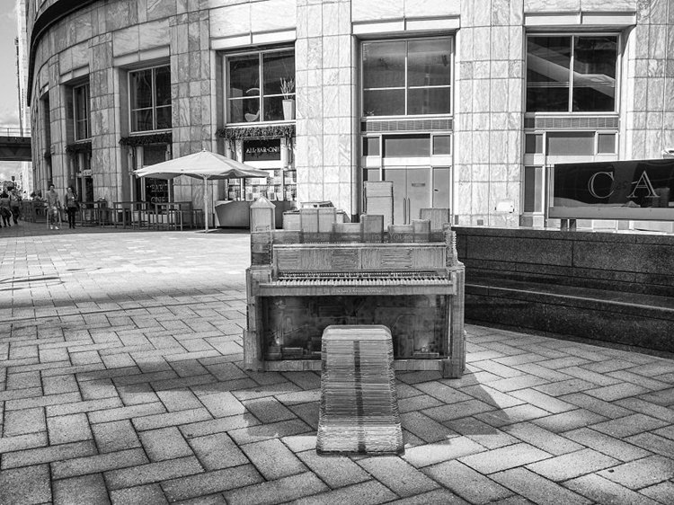 glass-piano-karlis-bogustovs-canary-wharf-outside