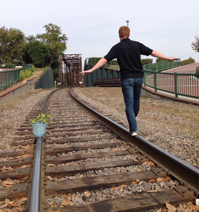man plant rail tracks