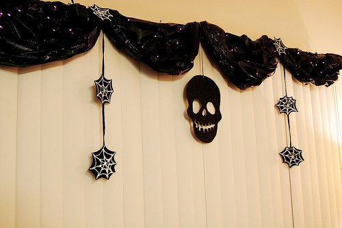 trash-bag-halloween-decorations-garland