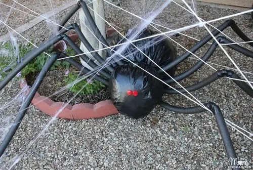 trash-bag-halloween-decorations-spider