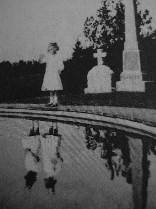 creepy-photos-grave