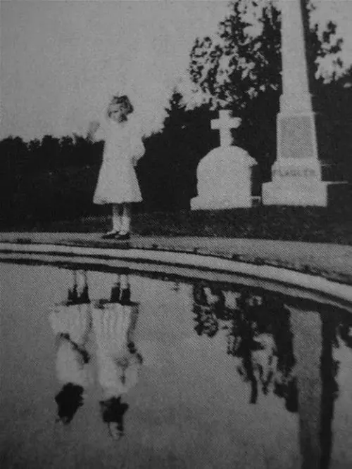 creepy-photos-grave