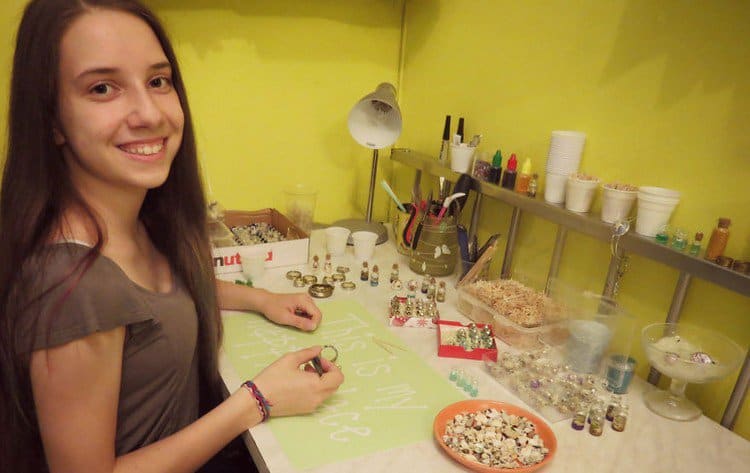 girl making jewelry
