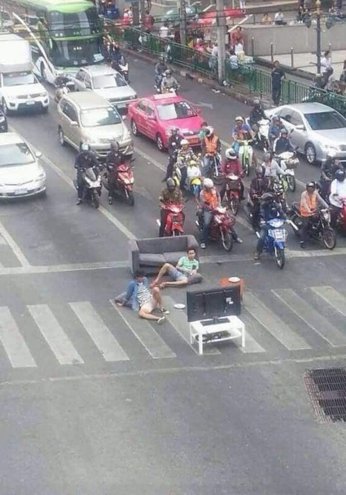 guys relaxing in road