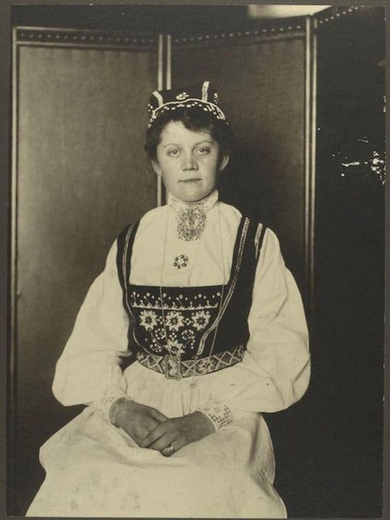 portraits-from-the-past-traditional-norwegian-dress
