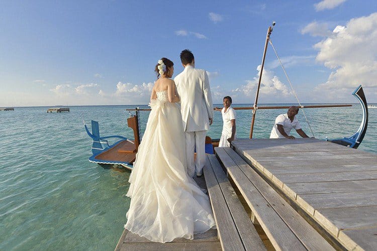 wedding couple ocean