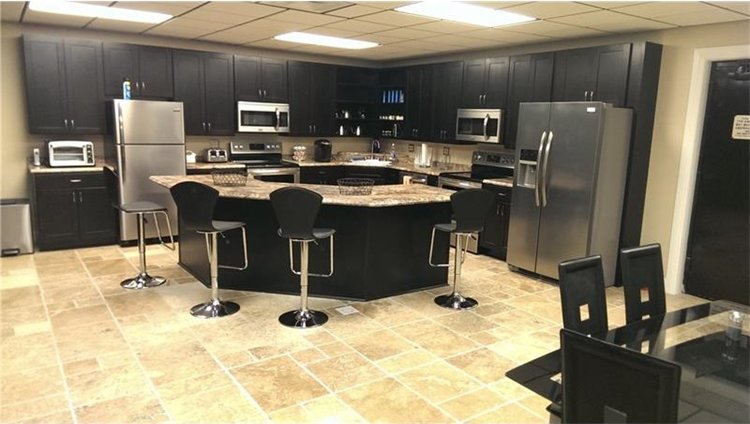 UndergUnderground-Bunker-17.5-Million-home-theaterround-Bunker-17.5-Million-kitchen