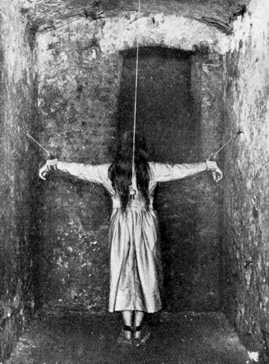 creepy-vintage-photos-hang