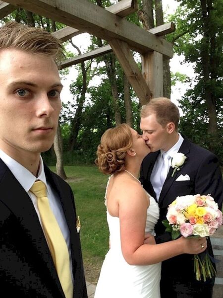 Hilarious Third Wheel Moments That Look So Awkward