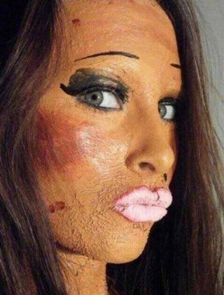 12 Horrendous Make Up Fails By People Who Need A Good Scrub
