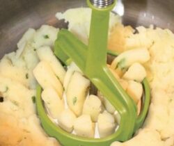 Pump-Action Potato Masher