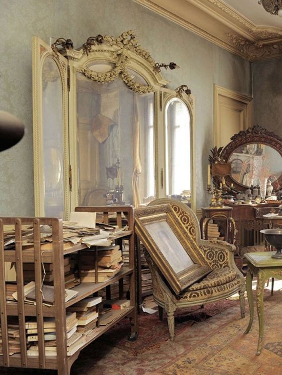 untouched-paris-apartment-discovered-after-70-years-mirror
