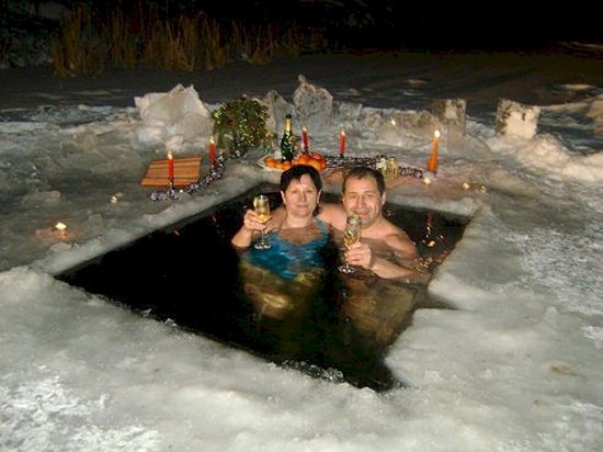 weird-russian-winters-hot-tub