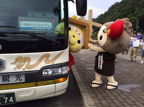 japanese-mascots-stuck-bus