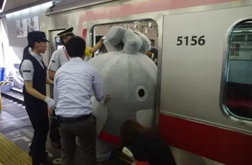 japanese-mascots-stuck-train