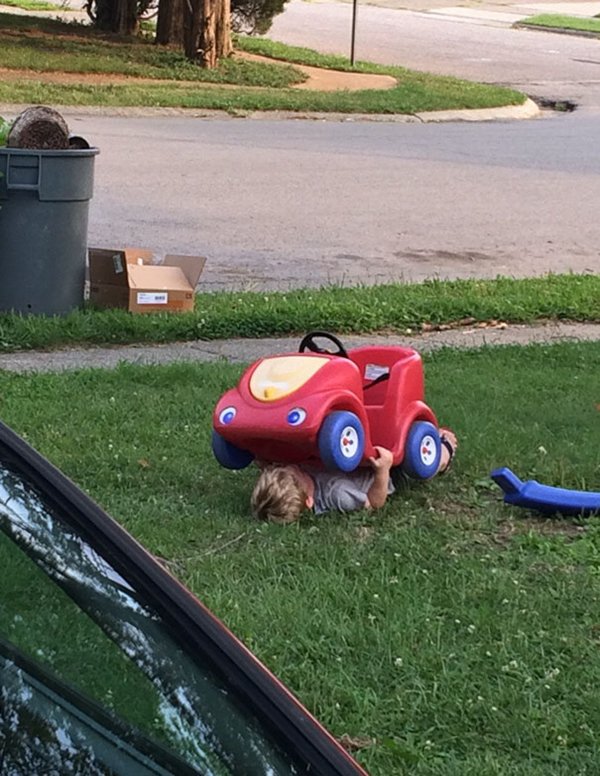 kids-bad-at-hide-and-seek-car