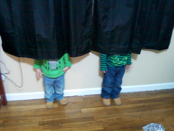 kids-bad-at-hide-and-seek-pair