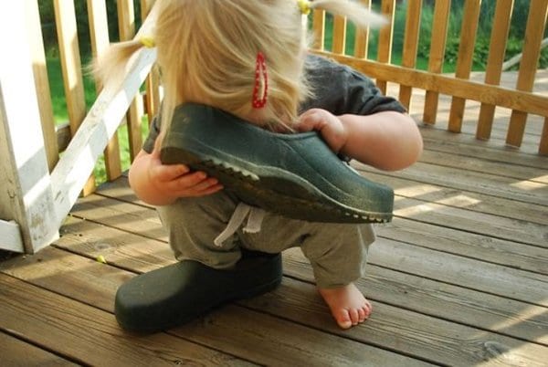  شقاوة اطفال Kids-bad-at-hide-and-seek-shoes