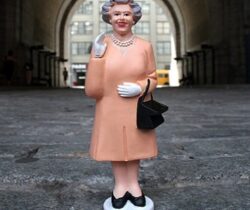 Solar Powered Waving Queen