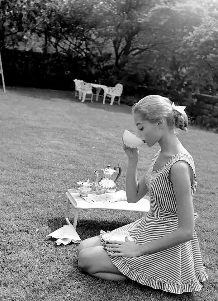 nina-leen-vintage-photos-tea