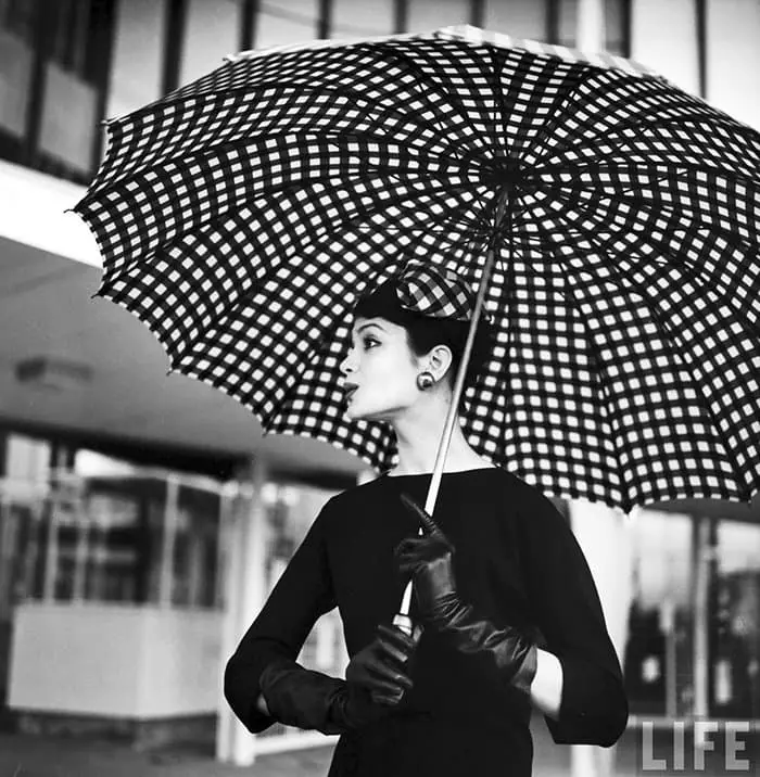 nina-leen-vintage-photos-umbrella