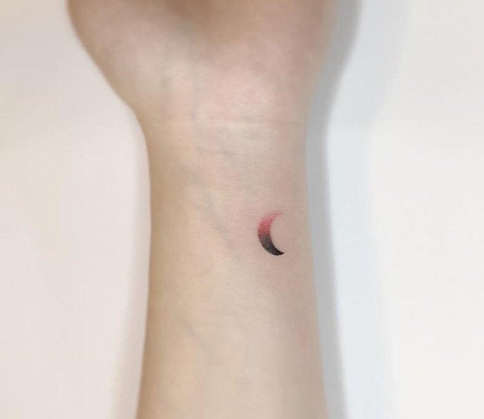 minimalist-tattoos-blood-moon