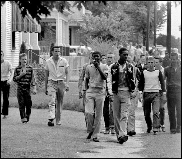 historical-photos-black-students-harrassed-arkansas-1950s