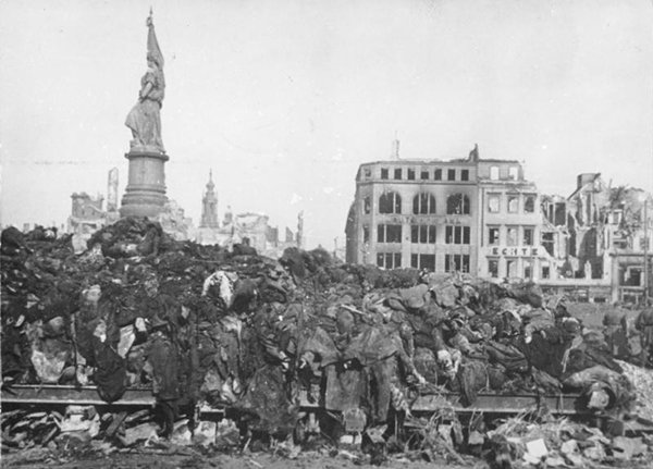 historical-photos-bodies-await-cremation-bombing-of-dresden-1945